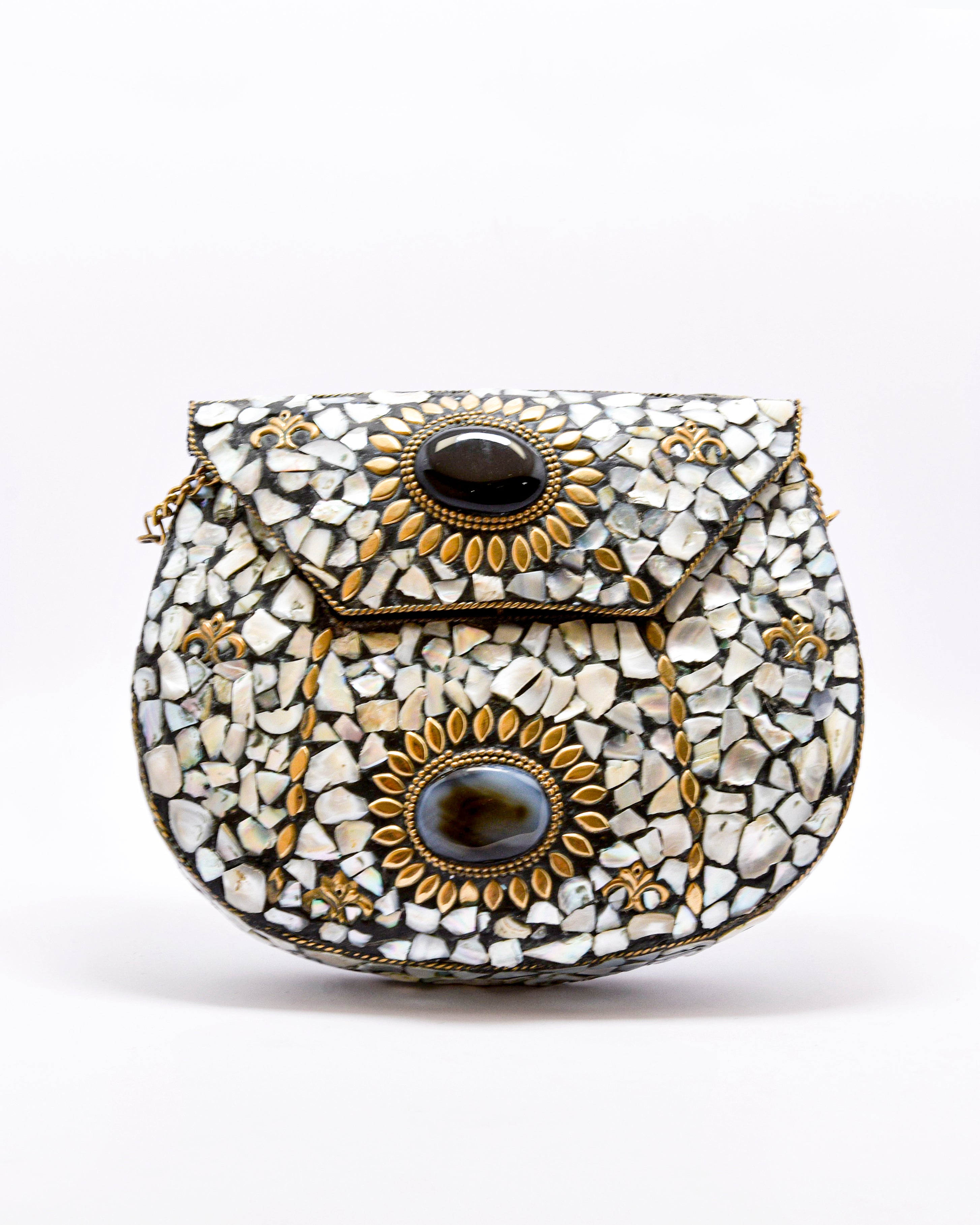 Minaudière Joya “Noor” — Latón y Mosaico de Nácar