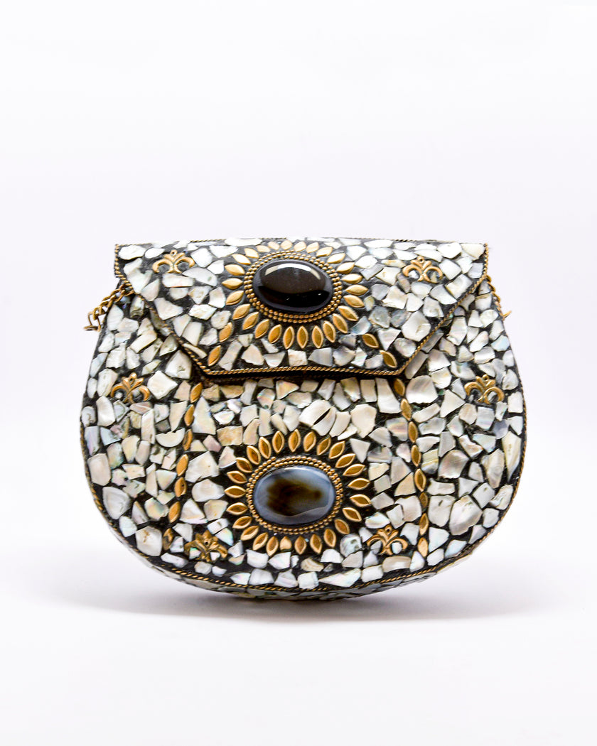 Minaudière Joya “Noor” — Latón y Mosaico de Nácar