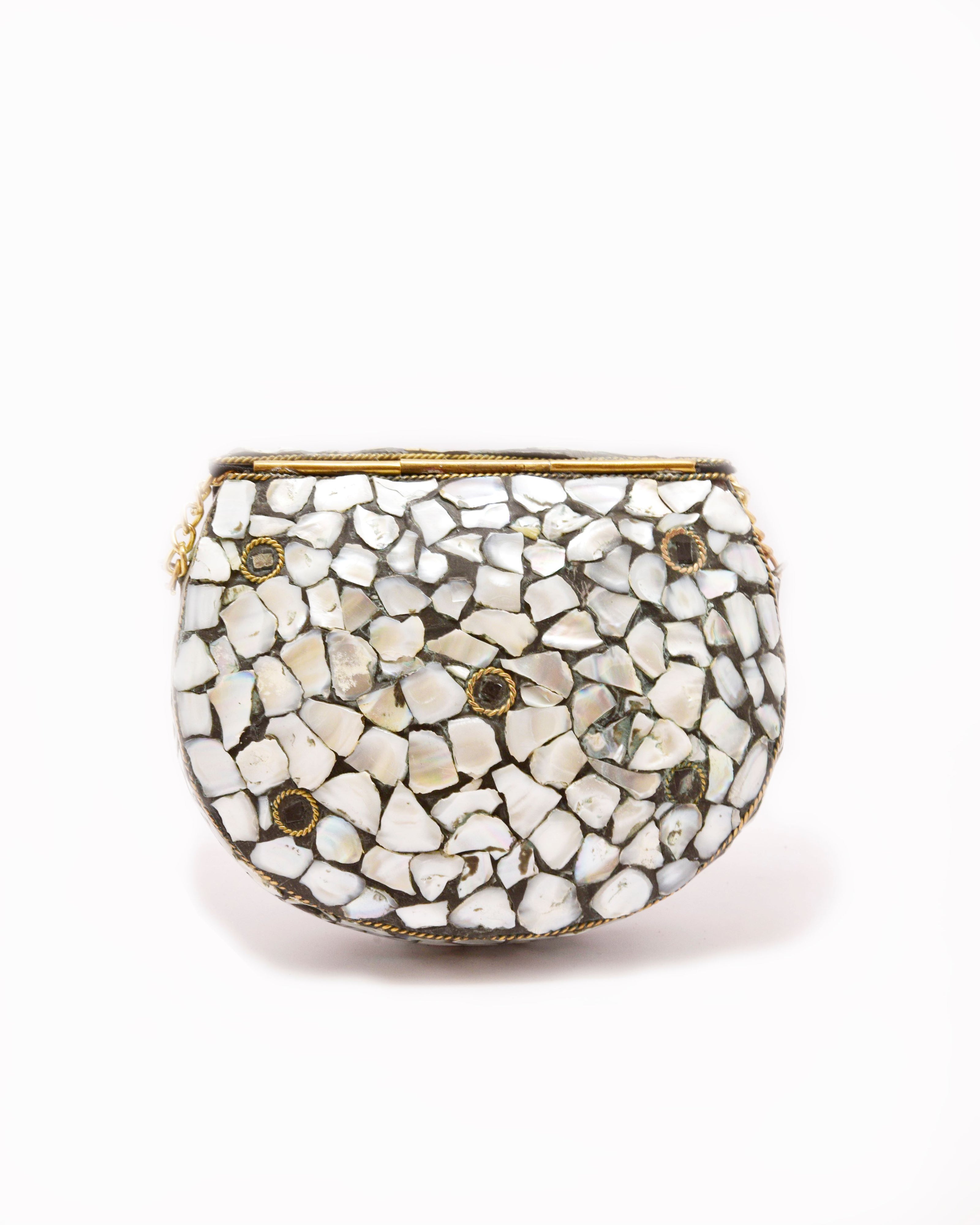Minaudière Joya “Noor” — Latón y Mosaico de Nácar