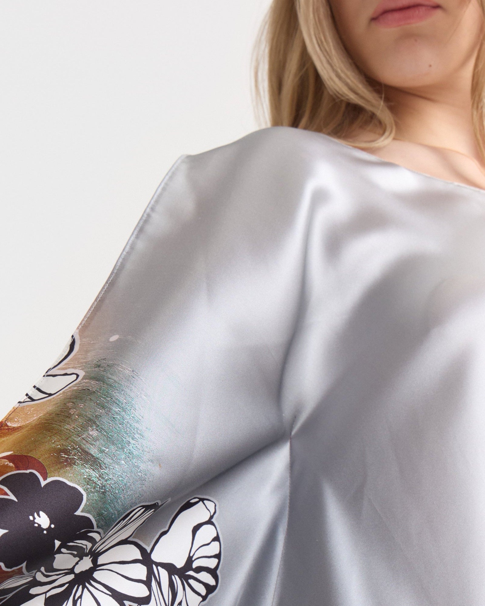Túnica de Seda Natural Estampada – Flores de Oriente