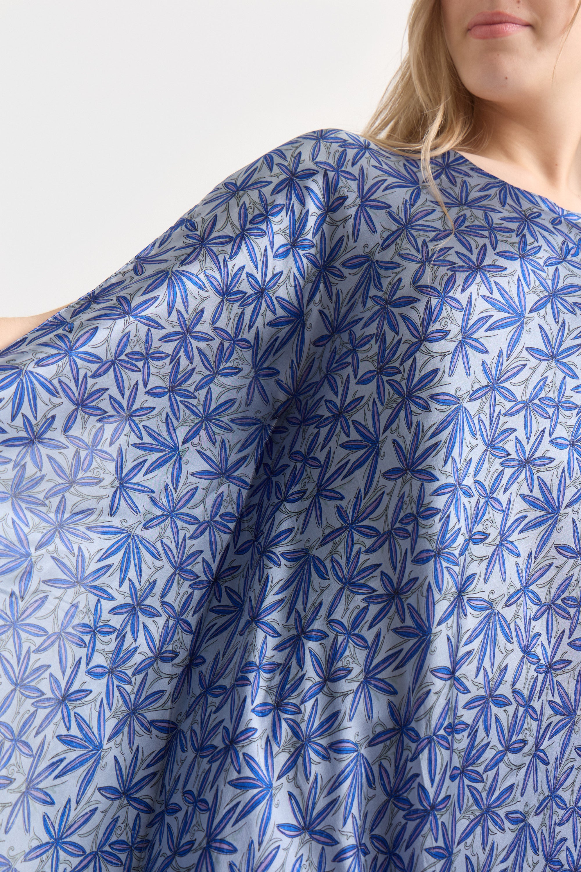 Túnica de Seda Natural Estampada – Porcelana Azul