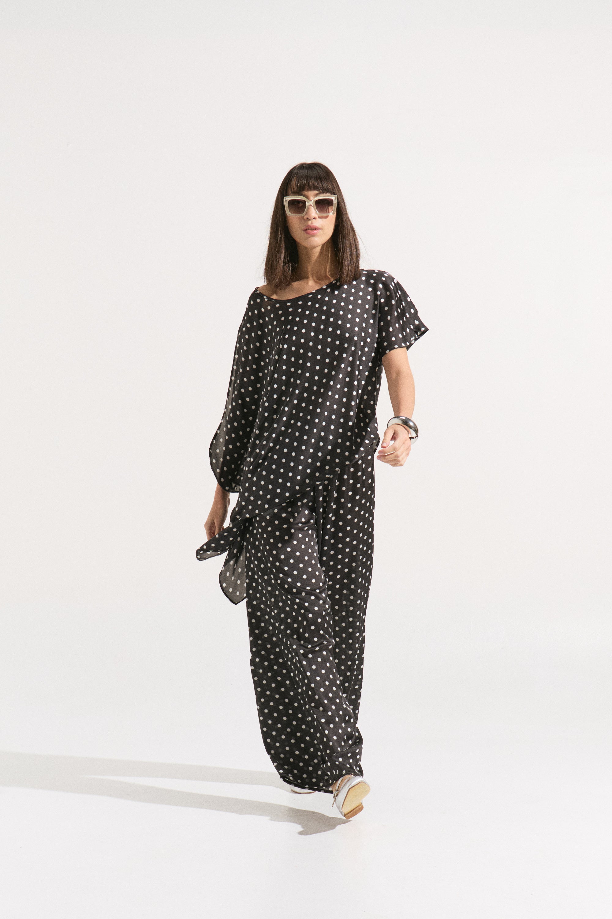 Conjunto de Seda Pura a Lunares Asimétricos - Top Kaftán y Pantalón