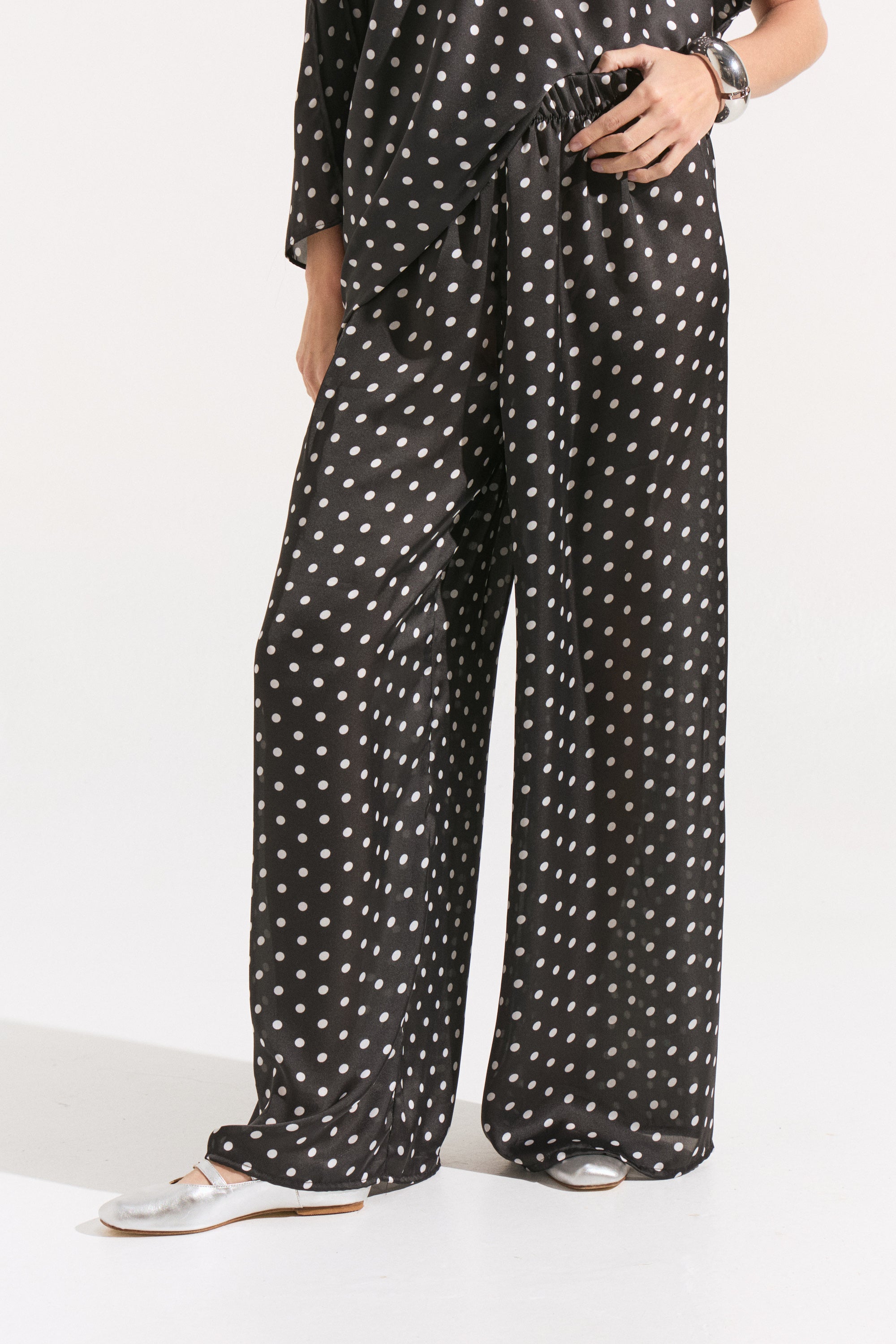 Conjunto de Seda Pura a Lunares Asimétricos - Top Kaftán y Pantalón