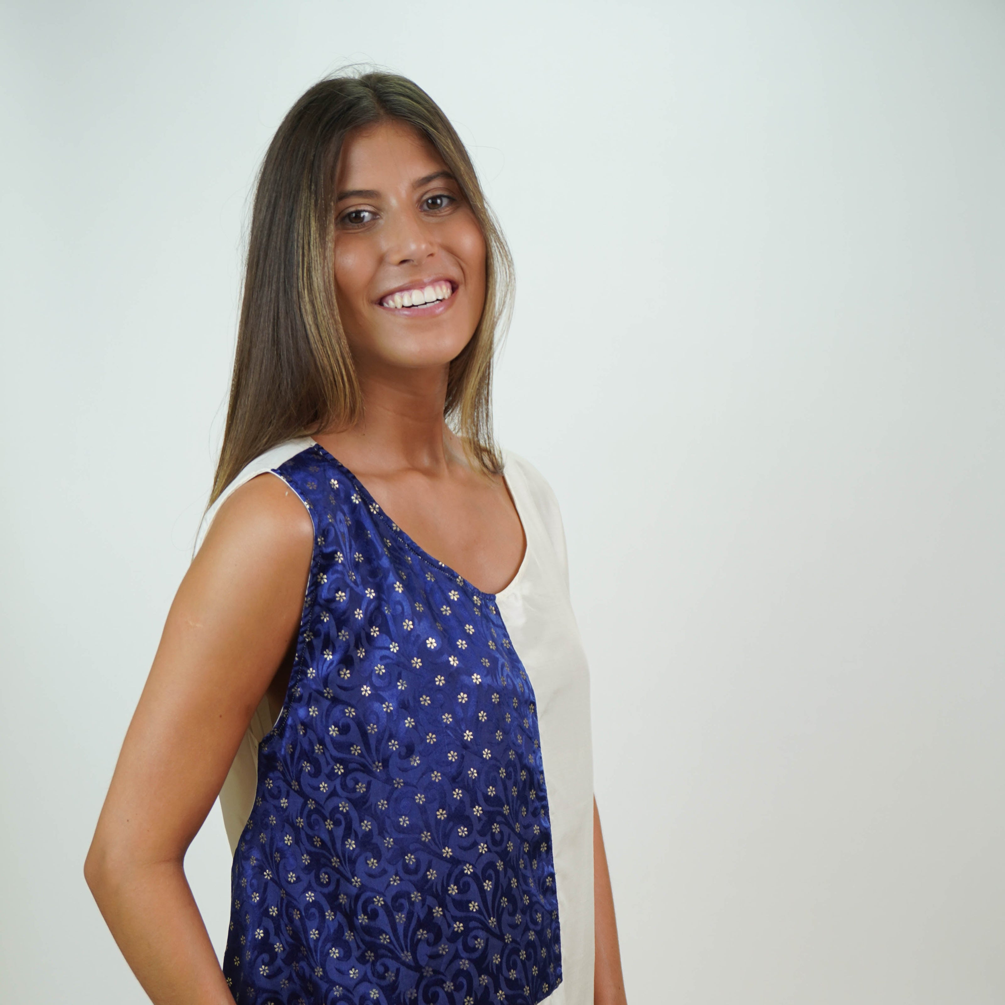 Vestido en Seda Natural con Recortes