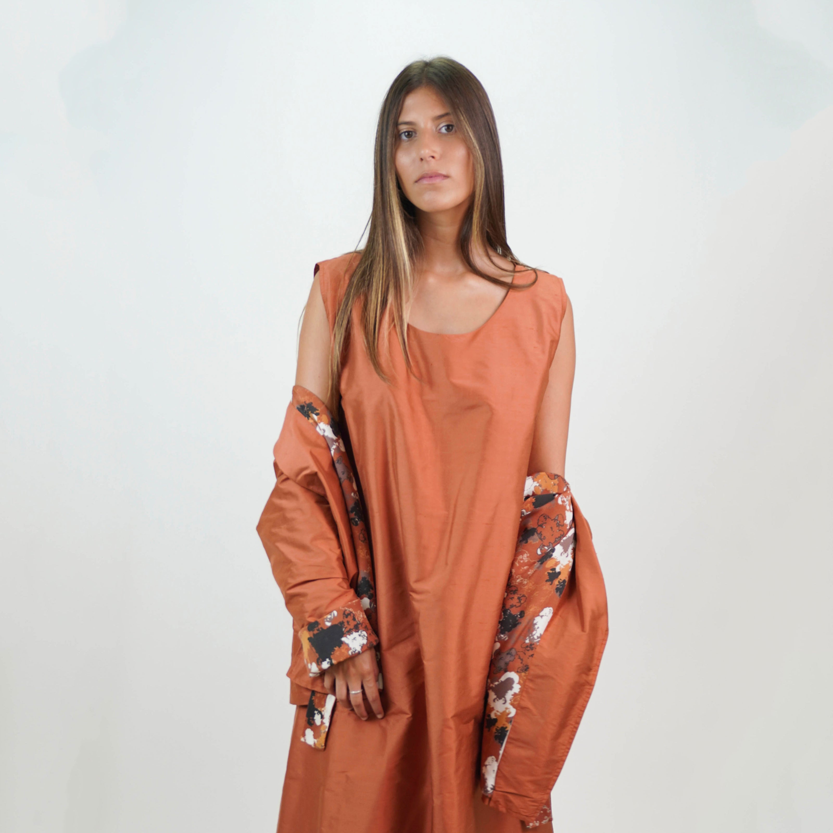 Set Exclusivo de Vestido y Chaqueta en Shantung de Seda